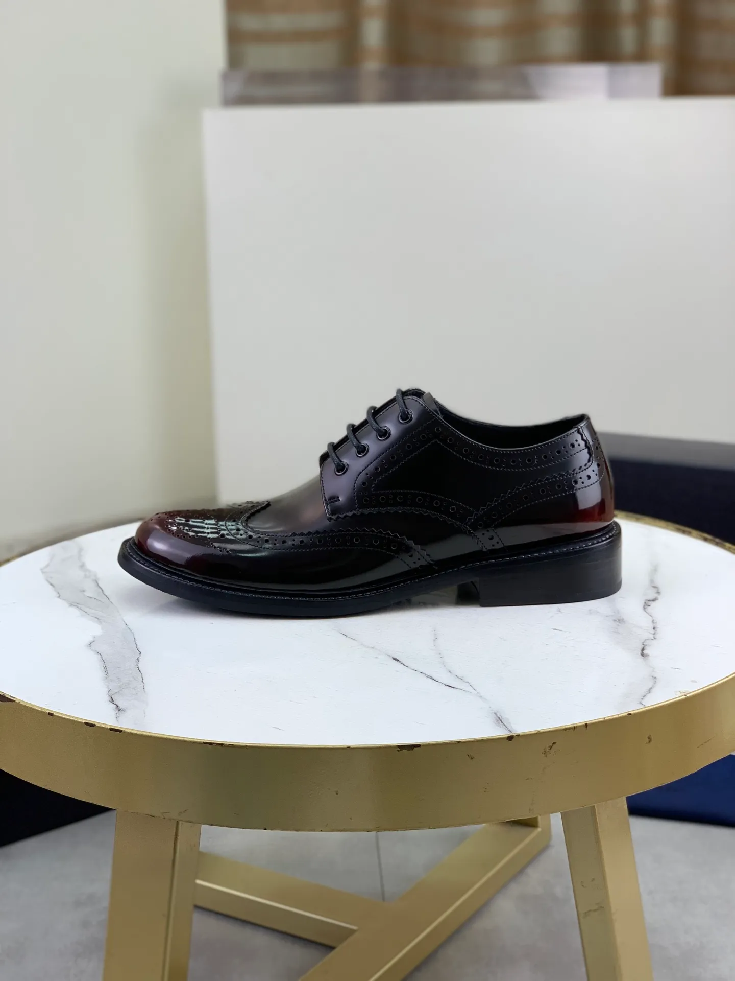 Factory price P980 💰 (genuine leather outsole series) original quality, top version 🔱 ＰＲＡＤＡPrada. Men's business casual leather shoes, top quality cow leather. 1:1 shipment⬆️Luxurious and noble👞All imported original color-changed cowhide, just to create a more comfortable wearing experience. Upper: Original comfortable selected high-end color-changed calfskin➕Top imported water-dyed full cow lining, original lightweight and comfortable high-grade genuine leather outsole✔️Code number: 39-44 (38 45 46 47 can be customized)